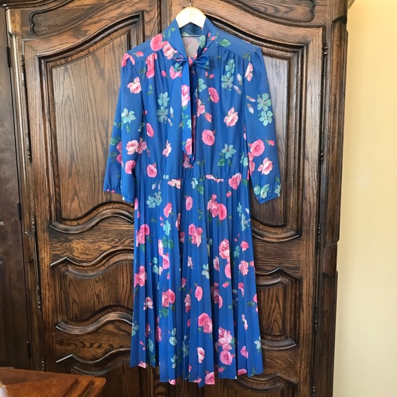 Vintage Blue Floral Pleated Plus Size  Dress with Tie Neck - Picture 2 of 4
